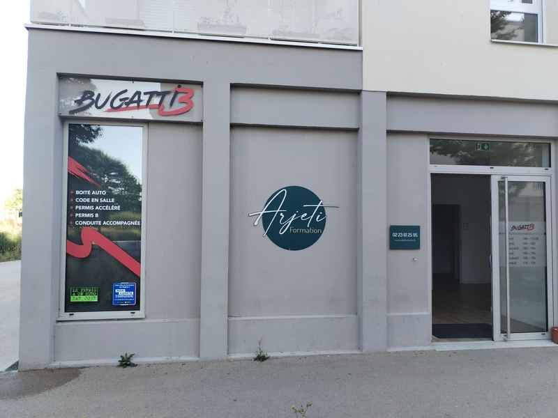 L'agence Bugatti 3 de Chantepie, avenue Charles de Gaulle : enseigne et vitrine, à côté de l'entrée d'Arjeti Formation