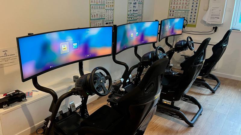 La salle des trois simulateurs de conduite de l'auto-école